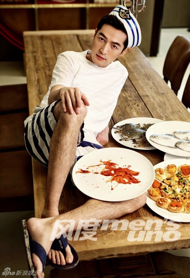 组图:胡歌海洋学院风大片腿毛亮瞎眼