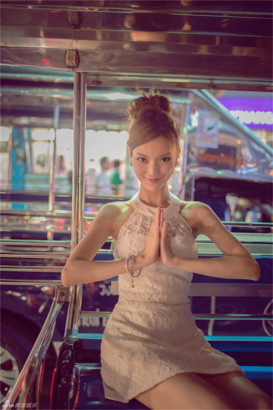 组图:叶熙祺异国写真白色蕾丝诱惑