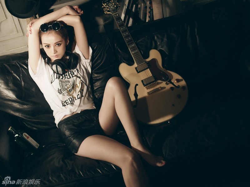 组图:刘梓娇黑白格调复古魅惑大片_高清图集_新浪网