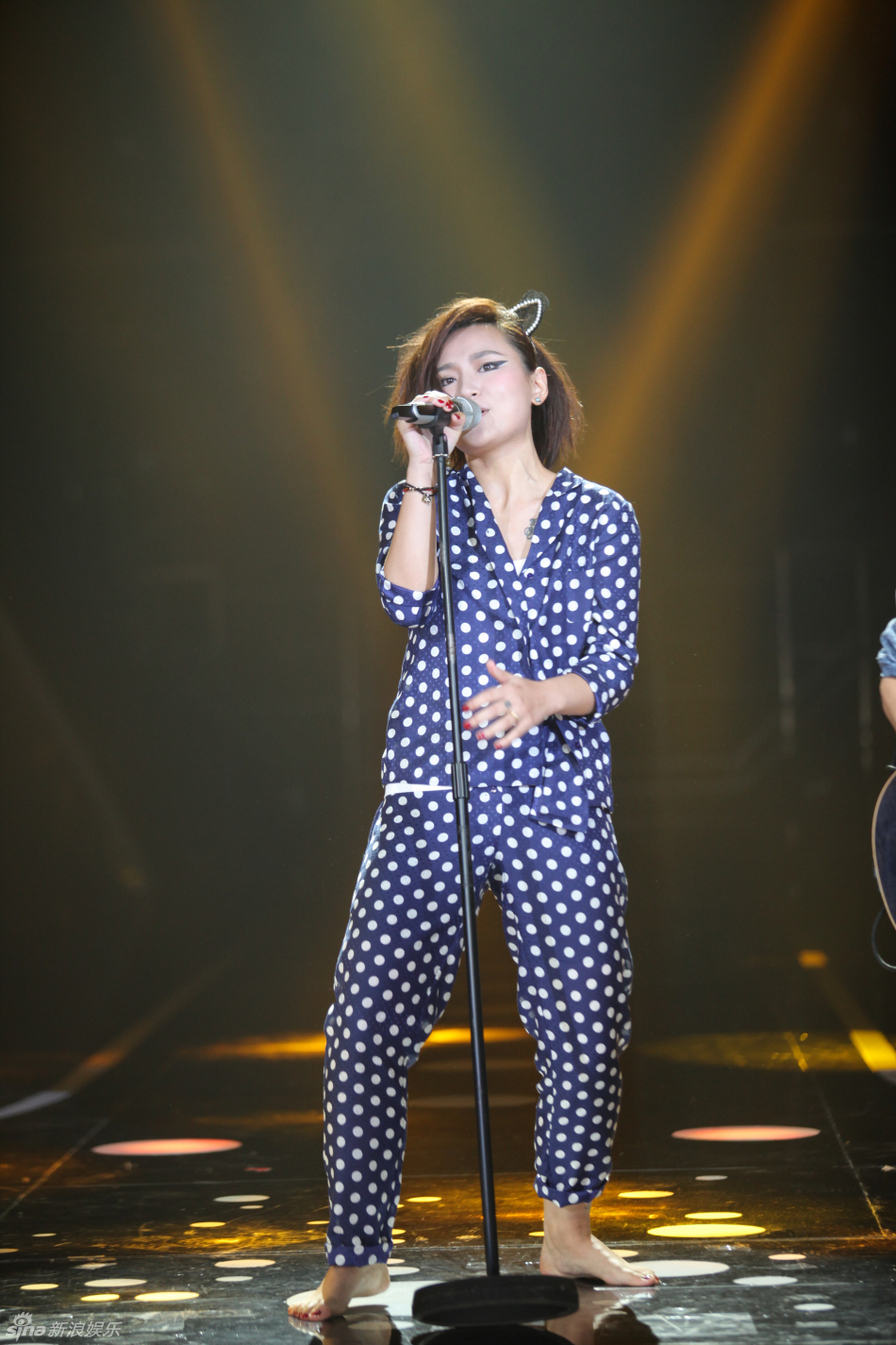 组图:周笔畅睡衣扮猫女 邓紫棋自弹自唱