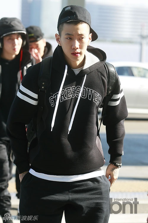组图:韩国歌手朴宰范现身机场 嘻哈味十足