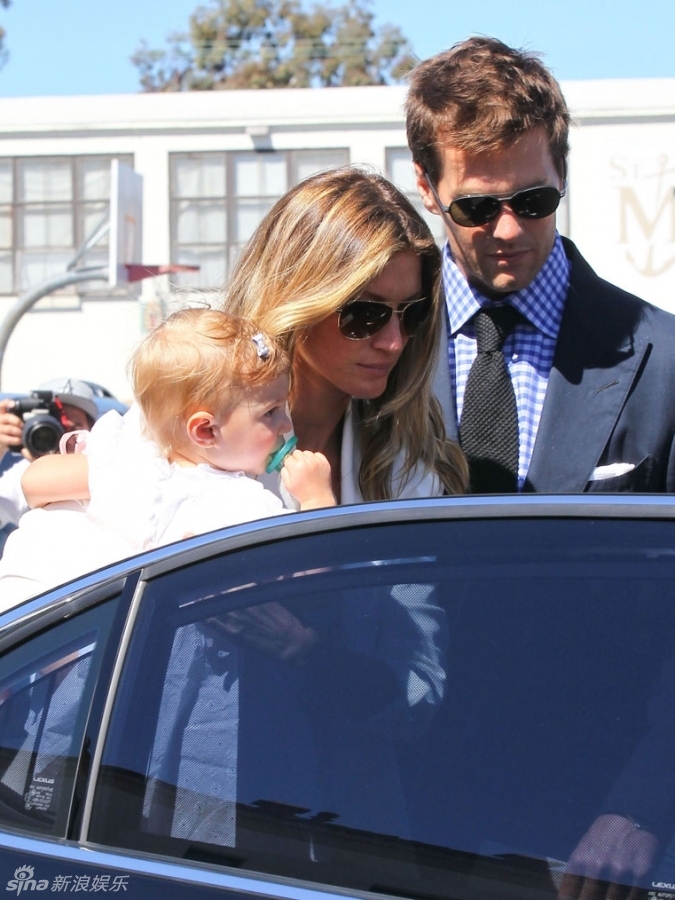 组图:邦辰穿小花裤外出 怀抱萌娃细心用手遮阳