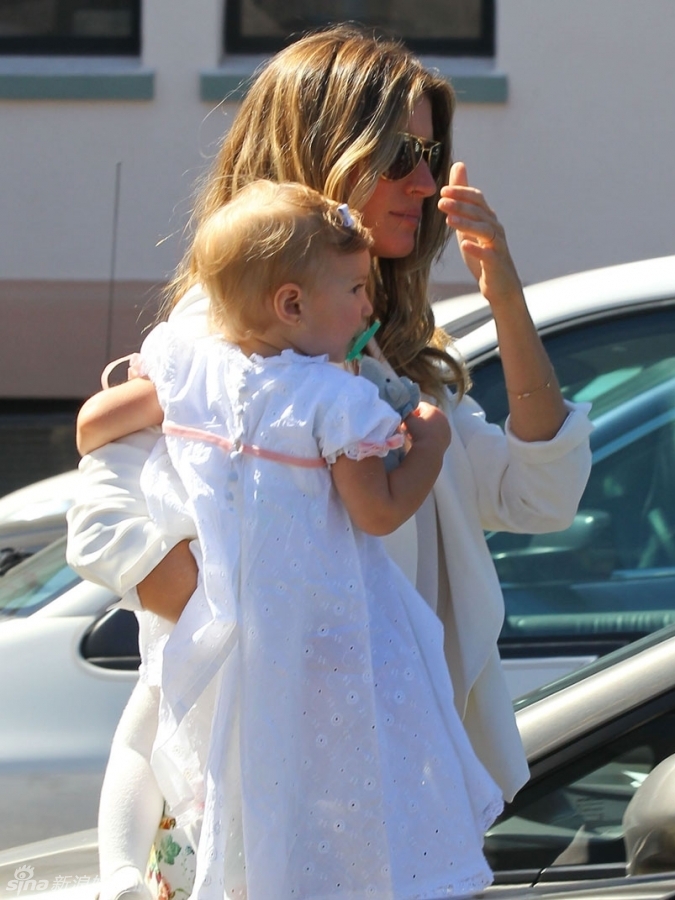 组图:邦辰穿小花裤外出 怀抱萌娃细心用手遮阳