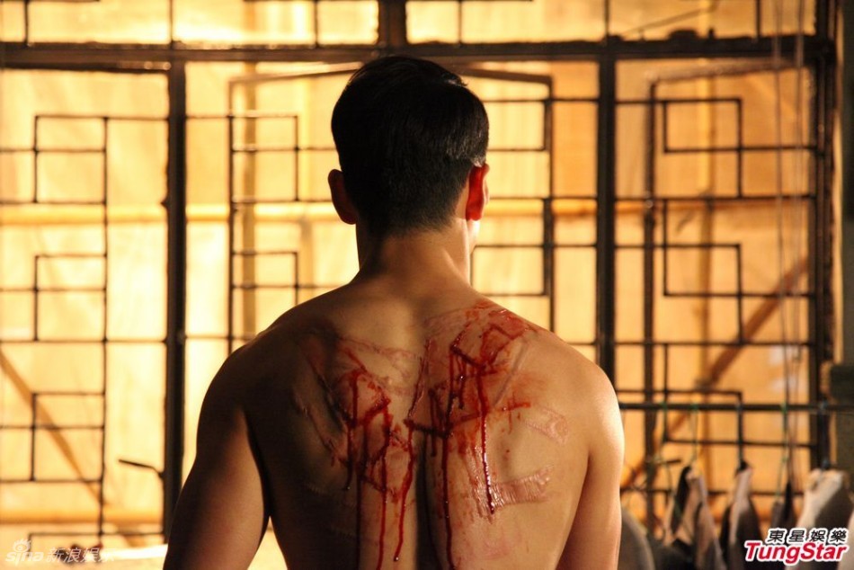 吴彦祖泳裤秀精壮肌肉 自认身材如18岁