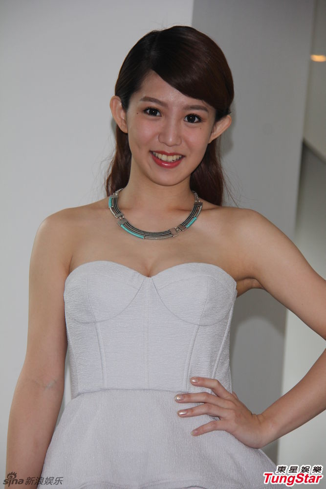 郭书瑶着低胸白洋装 性感展露e奶事业线