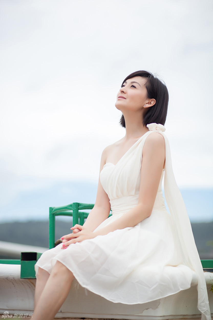 新浪娱乐讯 戴娇倩曝光了一组异国写真,片中的她一席白裙,时而仰望