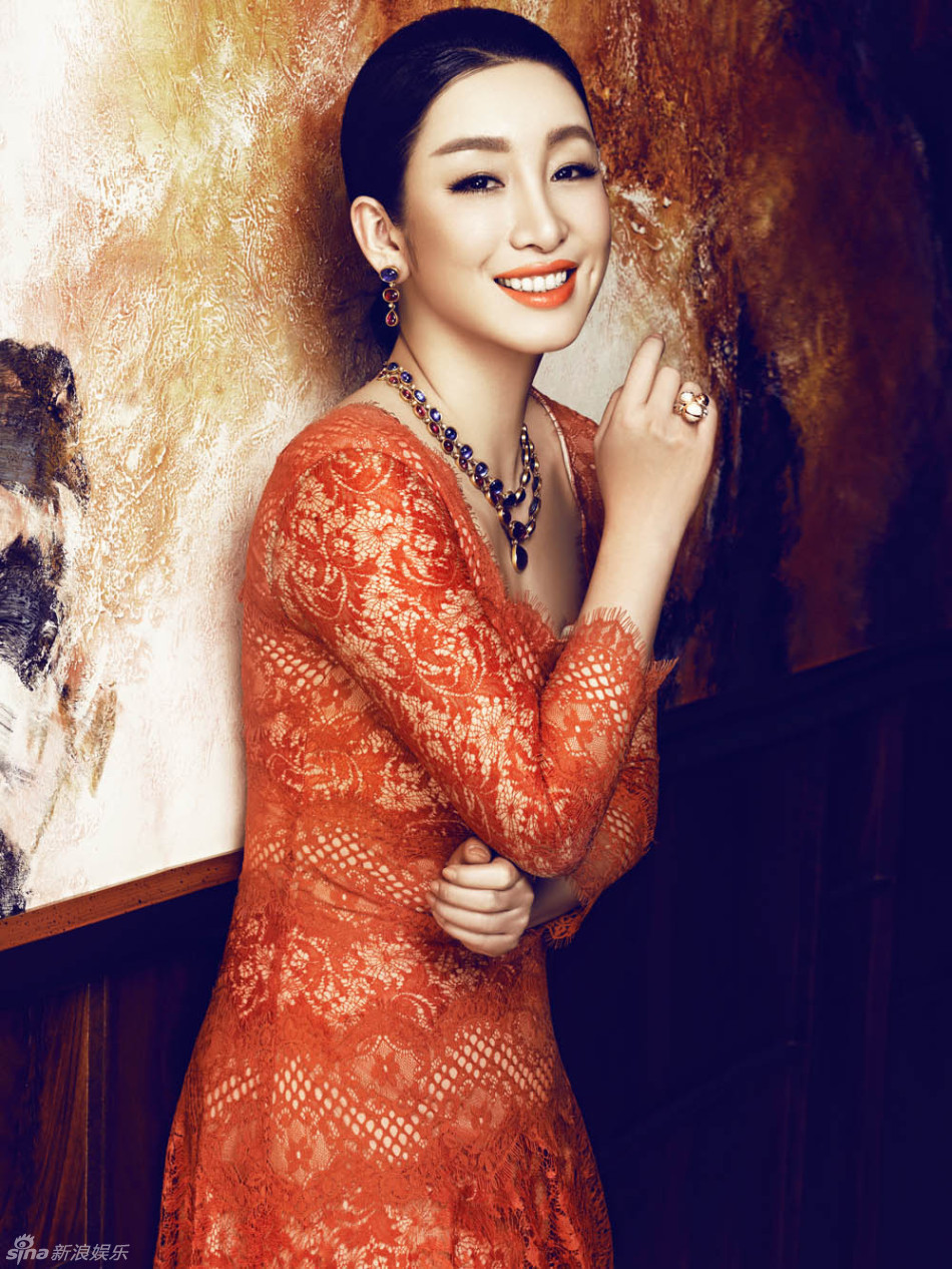 新浪娱乐讯 近日,秦海璐为杂志拍摄了一组封面大片,皮肤白皙,红唇诱惑