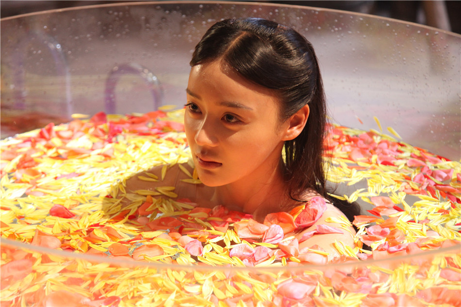 组图:《宫3》袁姗姗紧身衣入水灌泡