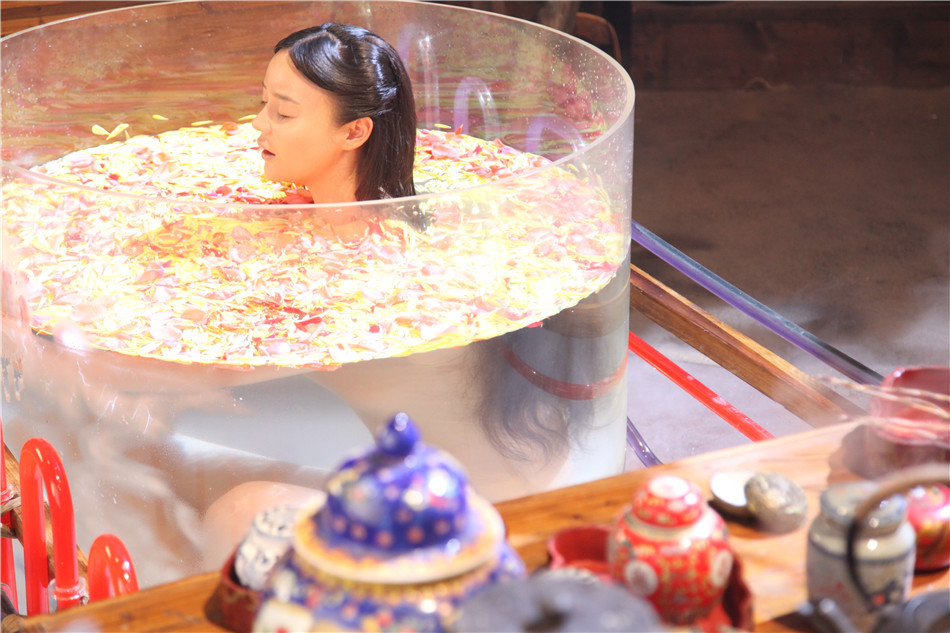 组图:《宫3》袁姗姗紧身衣入水灌泡