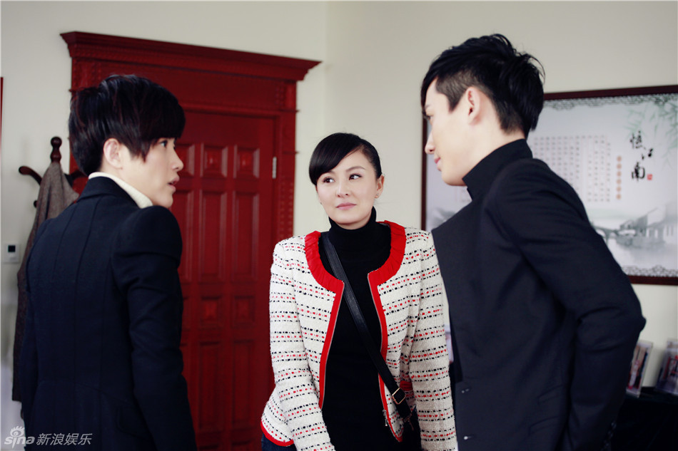 新浪娱乐讯由戴娇倩,王刚,颜丙燕等人联袂主演的电视剧《家宴》日前