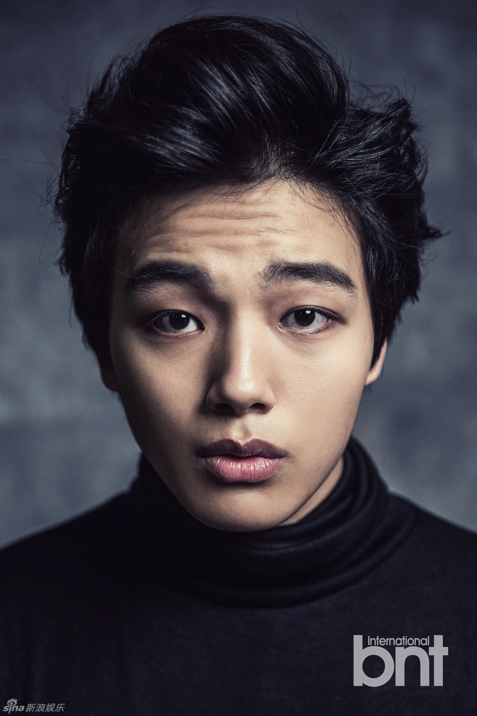 20140321明星吕珍九时尚大片游走于少年男人间高清