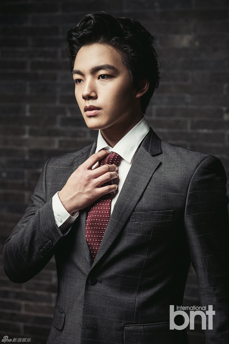 20140321明星吕珍九时尚大片游走于少年男人间高清