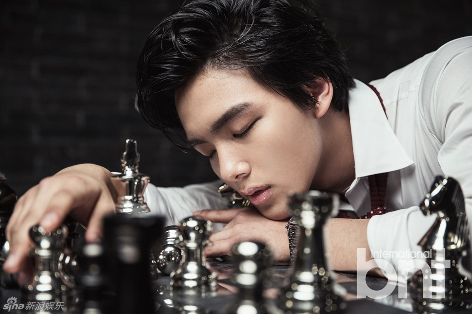 高清:韩星吕珍九时尚大片 游走于少年男人之间_高清图集_新浪网