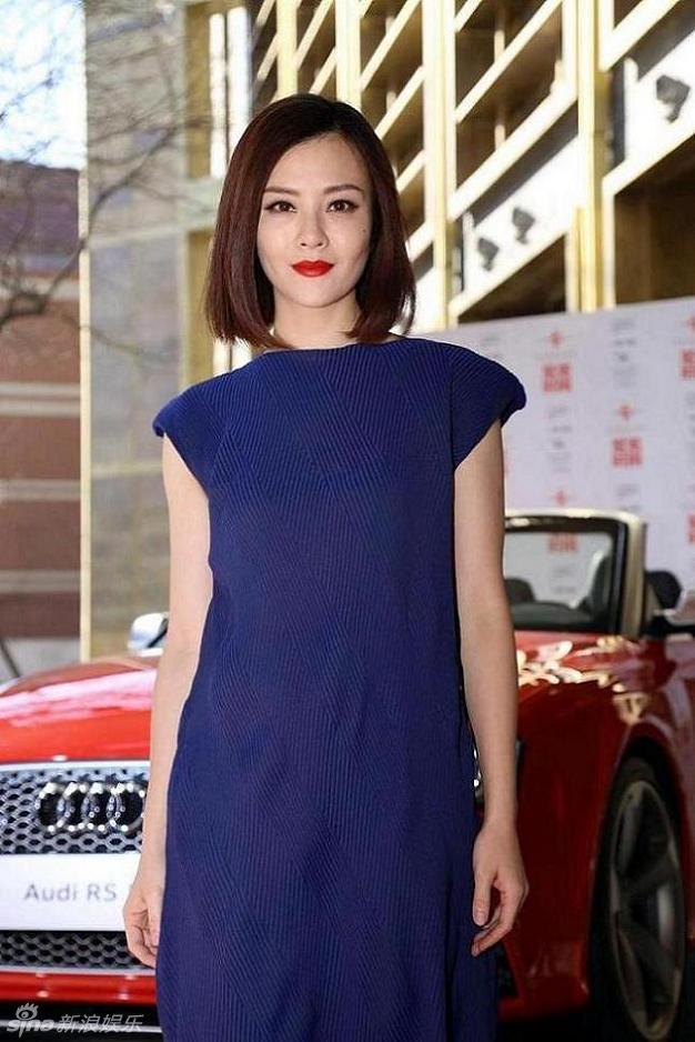 刘孜优雅红唇亮相