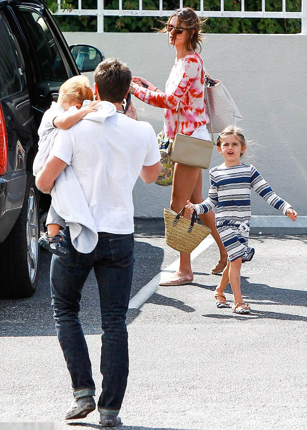 组图:安布罗休儿子卖萌 女儿遗传长腿爱走猫步_高清图集_新浪网