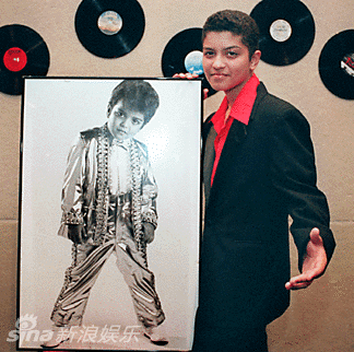 火星哥与自己儿时写真