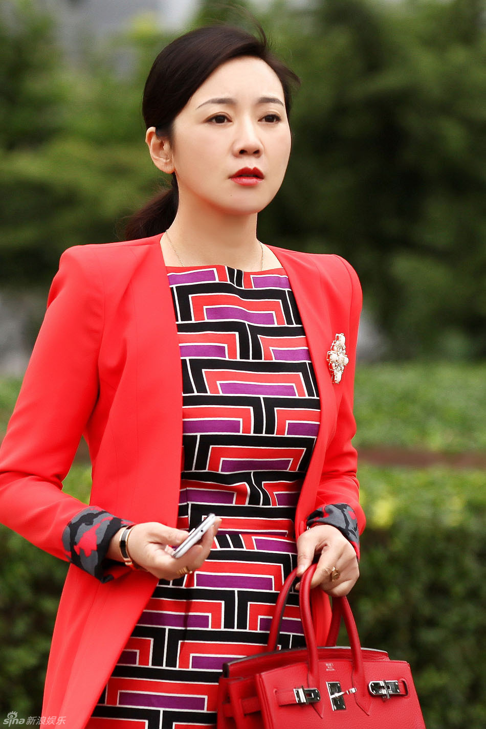 组图:《一仆二主》闫妮演绎职场御姐范