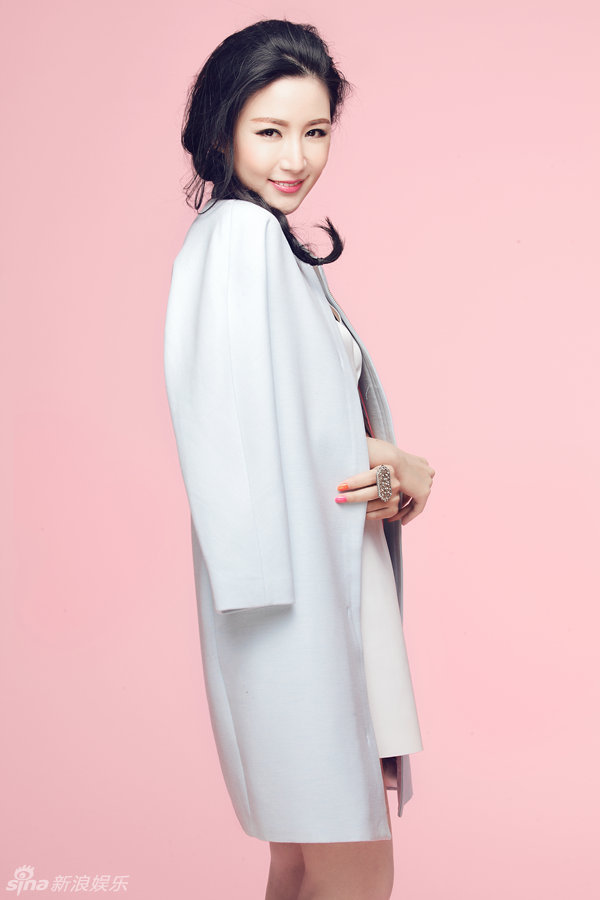 新浪娱乐讯 青年演员刘梓妍,曝光了一组春夏写真大片,片中她一身俏皮