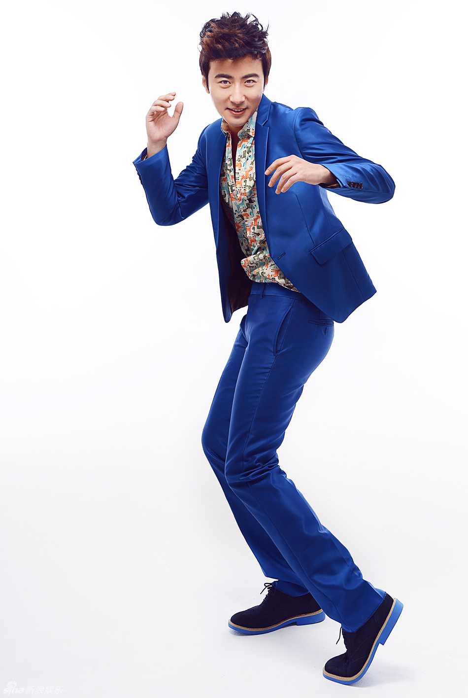 组图:高梓淇时尚写真彰显暖男雅痞风