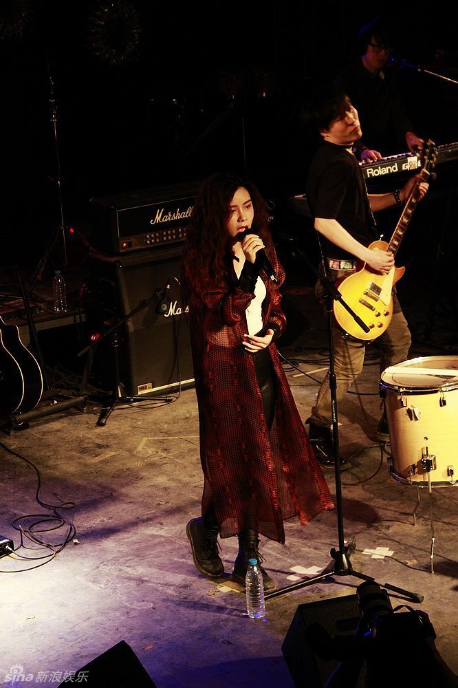 新浪娱乐讯 近日,光线传媒女歌手朱婧在北京麻雀瓦舍举办小型演唱会.