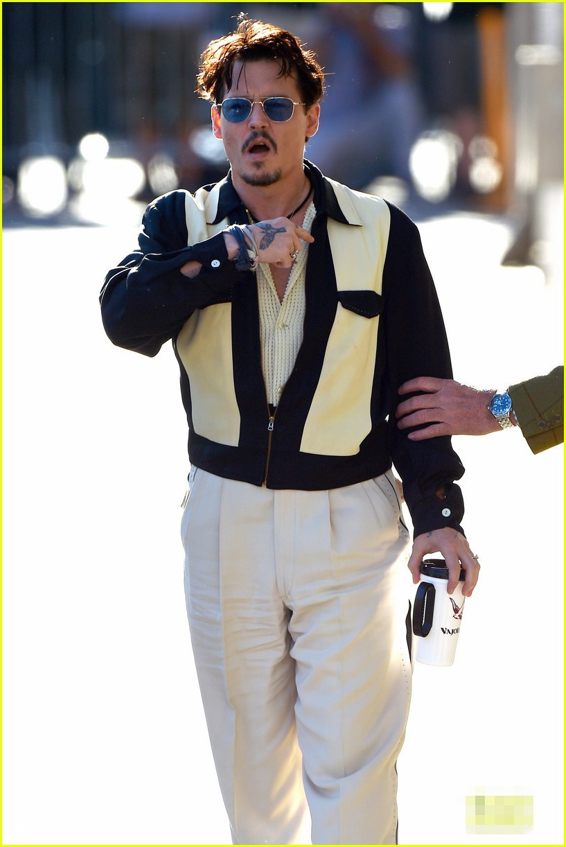 德普戴墨镜遮面频耍帅