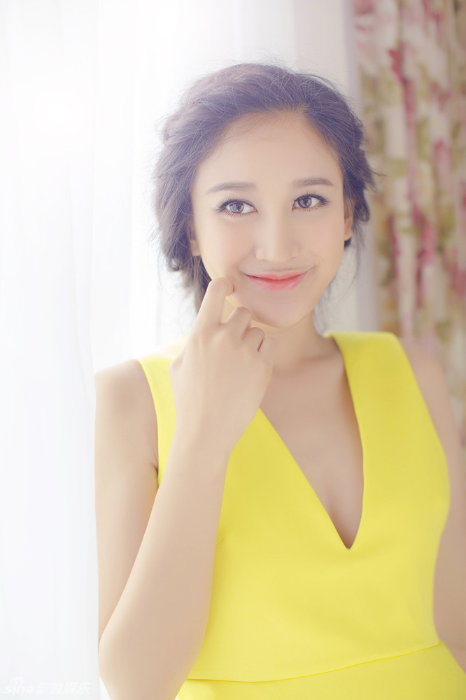 曾泳醍写真造型亮眼清新微笑