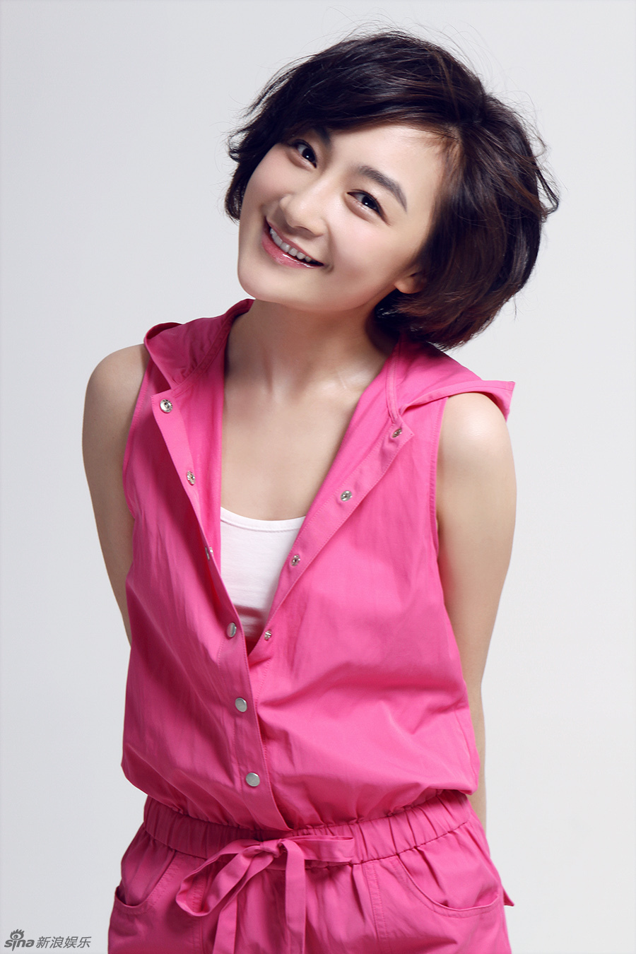 组图:曲双双写真笑意浓 完美演绎红粉俏佳人_高清图集_新浪网