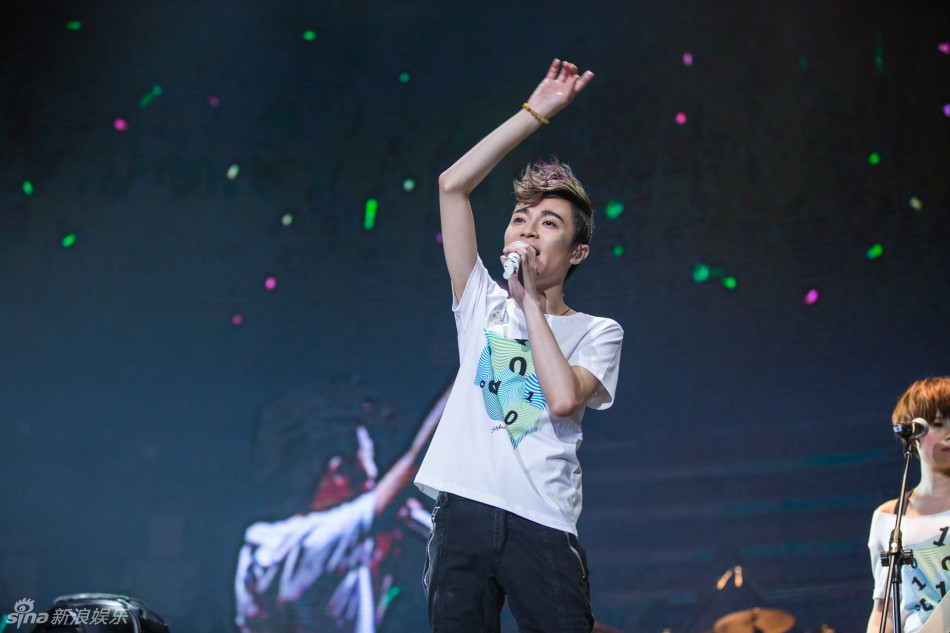组图:苏打绿香港开唱激光秀 家凯脱衣爱妻紧盯_高清图集_新浪网