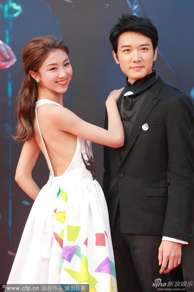 组图:颜卓灵红毯镂空秀美背 携手蔡瀚亿卖萌_高清图集_新浪网