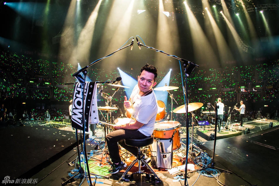 组图:苏打绿个唱小威求婚落泪 王菀之台下祝福_高清图集_新浪网