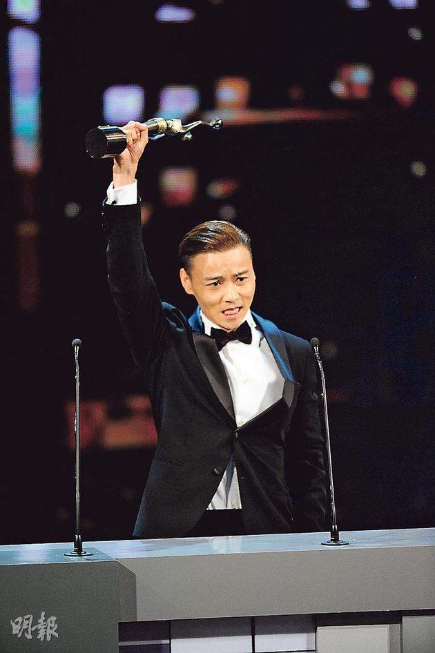 张家辉高举影帝奖座接受大家祝贺