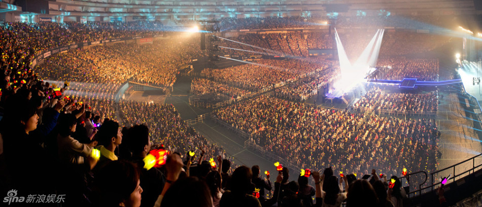 新浪娱乐讯 4月12日在日本大阪的京瓷巨蛋举行的《2014 yg family》