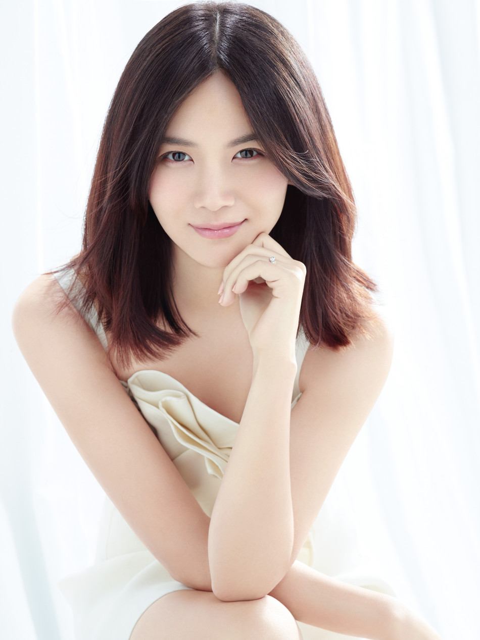 组图:曹曦文白裙动人 显清新自然美_高清图集_新浪网