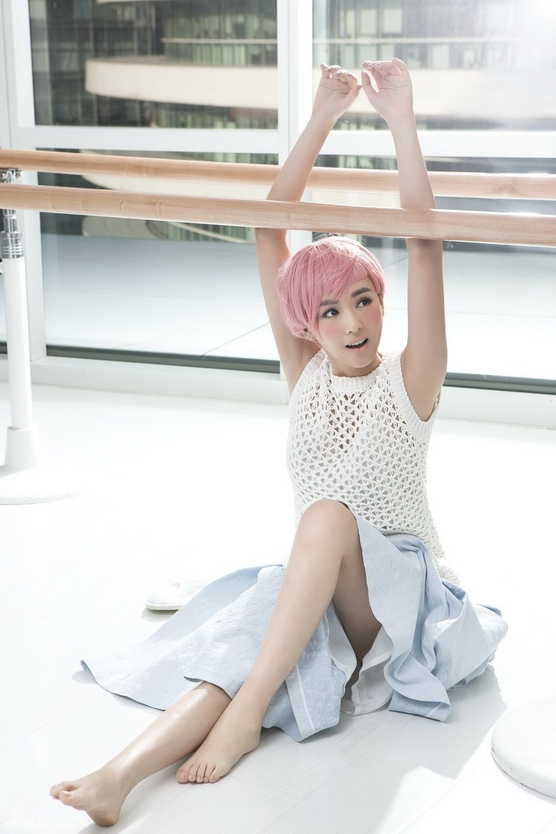 童瑶粉色短发俏皮