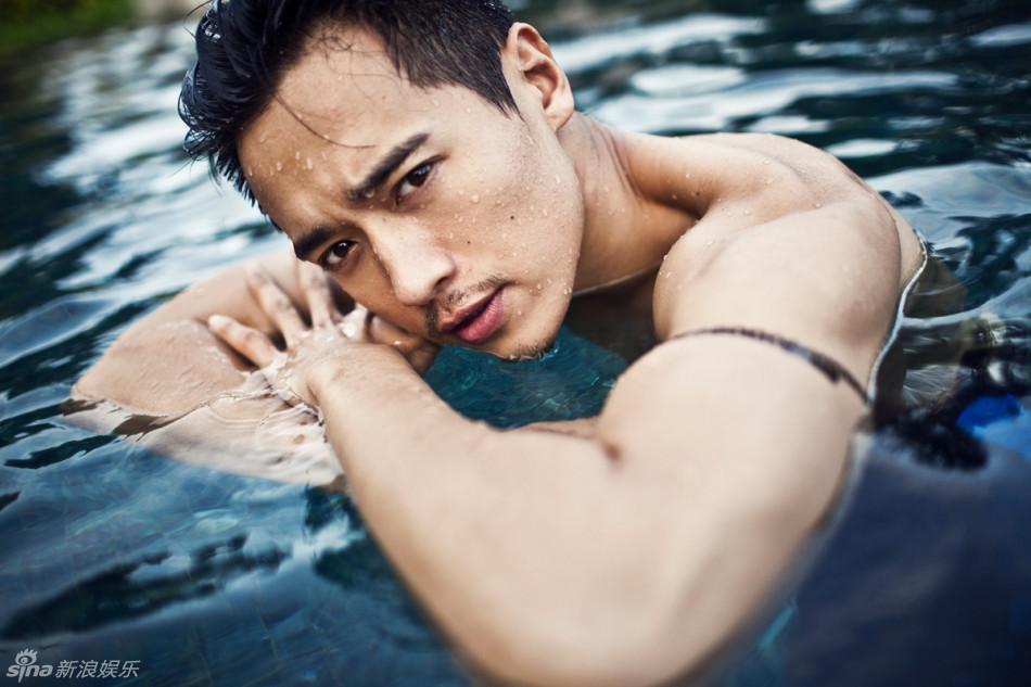 组图:高云翔泳池写真 展好身材电眼迷人_高清图集_新浪网