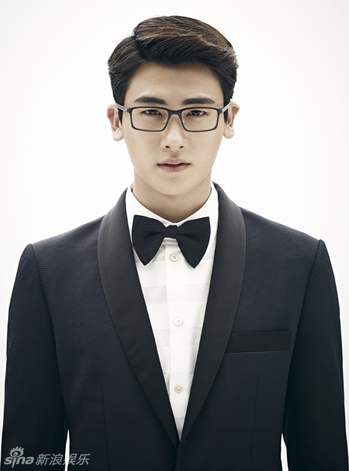 朴炯植拍眼镜写真斯文