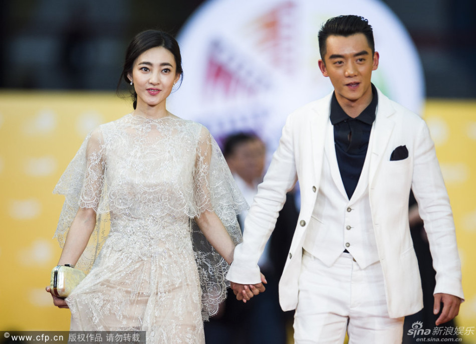 组图:王丽坤亲密牵郑恺 全白装玩王子公主配_高清图集_新浪网