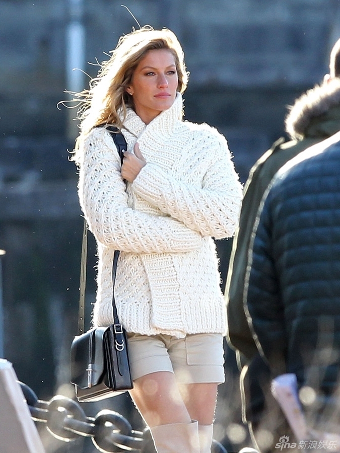 邦辰裹衣取暖美丽冻人