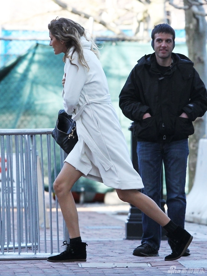 邦辰裹衣取暖美丽冻人