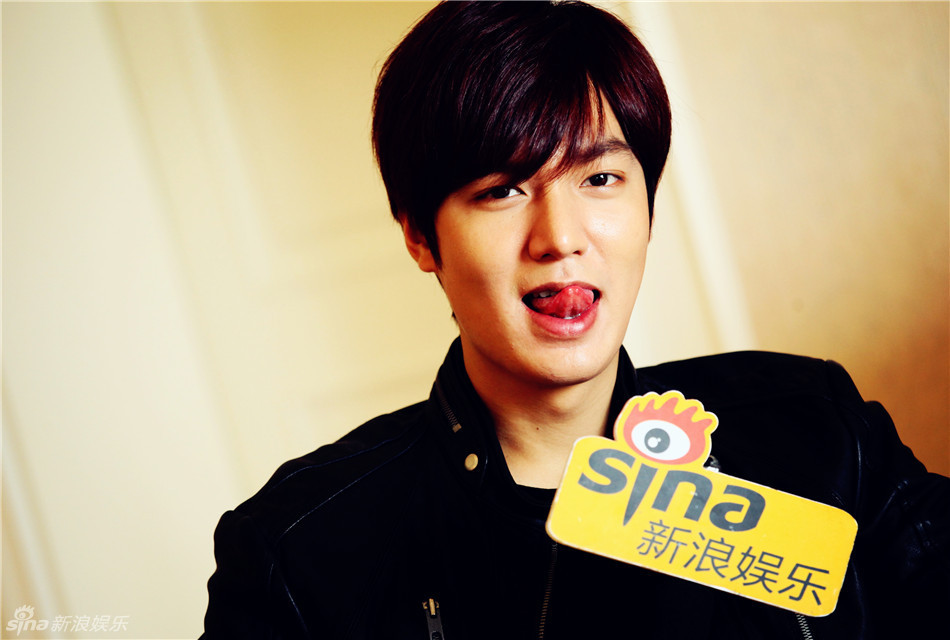 欧巴的标准笑容:下不露齿,上露八颗!