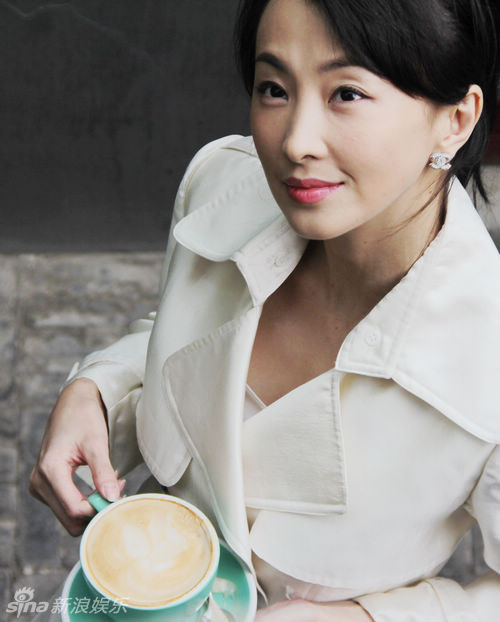 组图:林静拍摄时尚大片 展知性美女风采_高清图集_新浪网