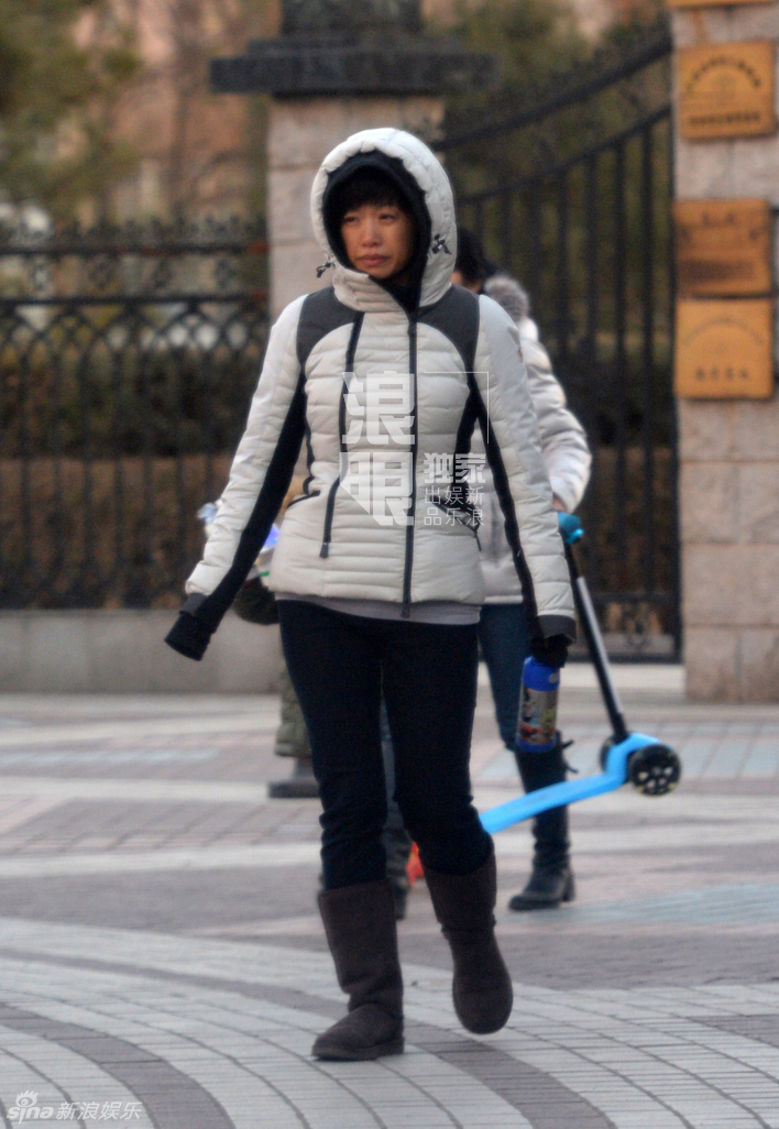 曾子墨携子逛公园面带憔悴(图)