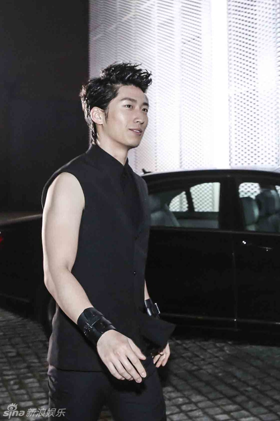 窦骁上海出席时装秀短袖亮相肌肉抢镜