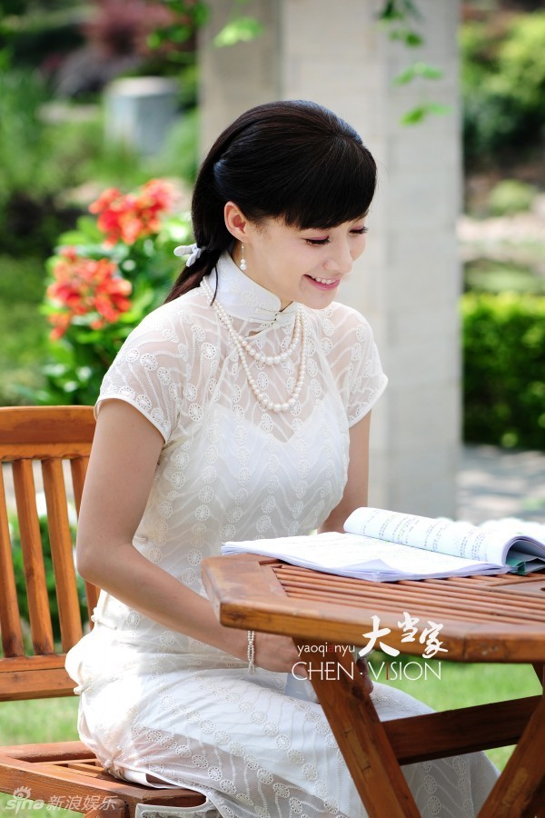 组图:姚芊羽《大当家》旗袍知性 演绎花样年华