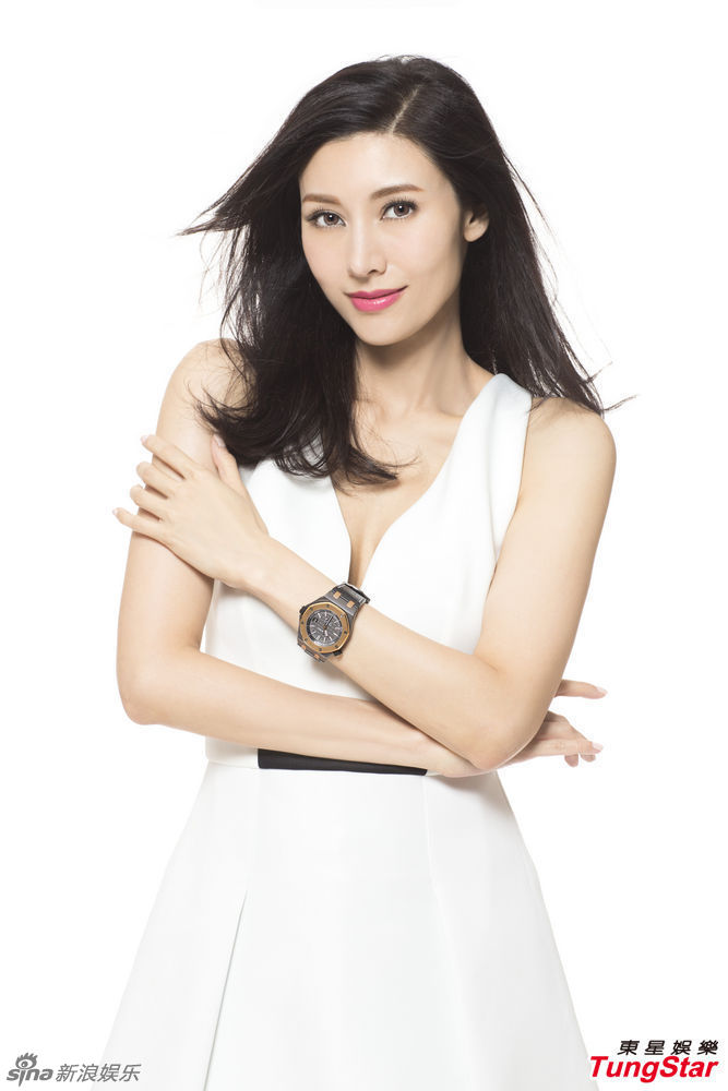 李嘉欣代言展熟女风情 嫩肤红唇美艳