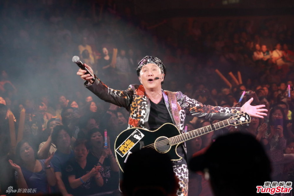 新浪娱乐讯 许冠杰演唱会圆满落幕,家人包括儿子许怀欣,许怀谷,媳妇等