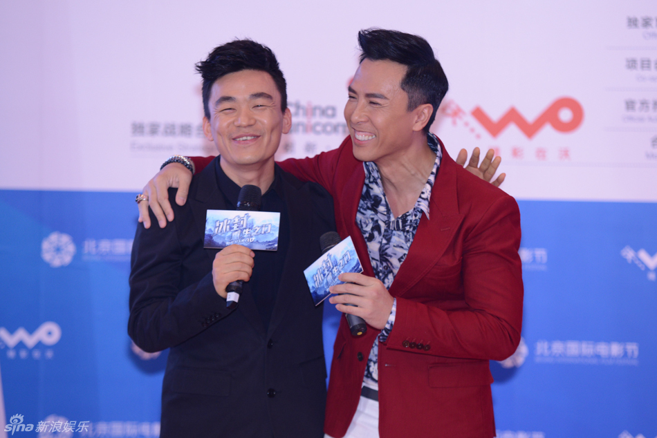 王宝强甄子丹两兄弟互拥