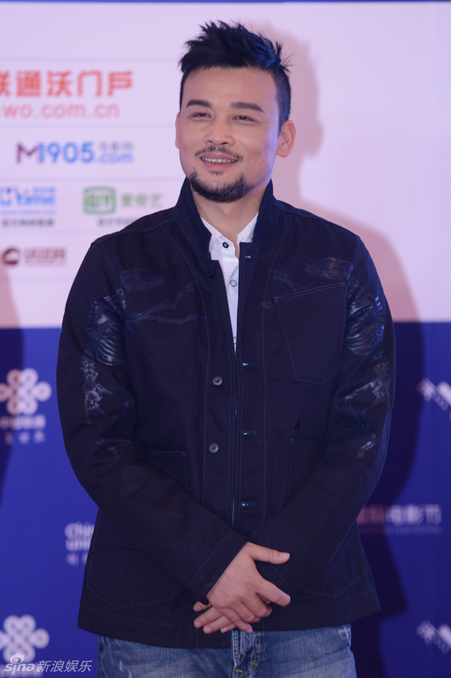 王宝强甄子丹两兄弟互拥