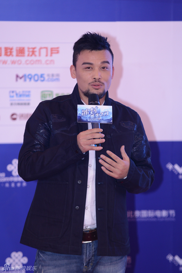 王宝强甄子丹两兄弟互拥