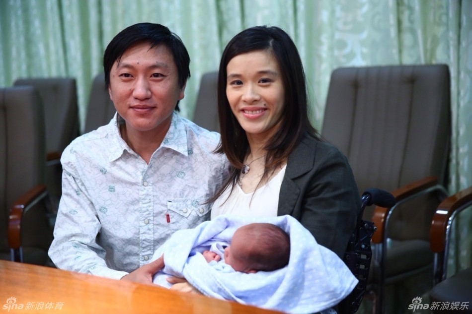 桑兰带宝宝与媒体见面 小家伙活泼好动